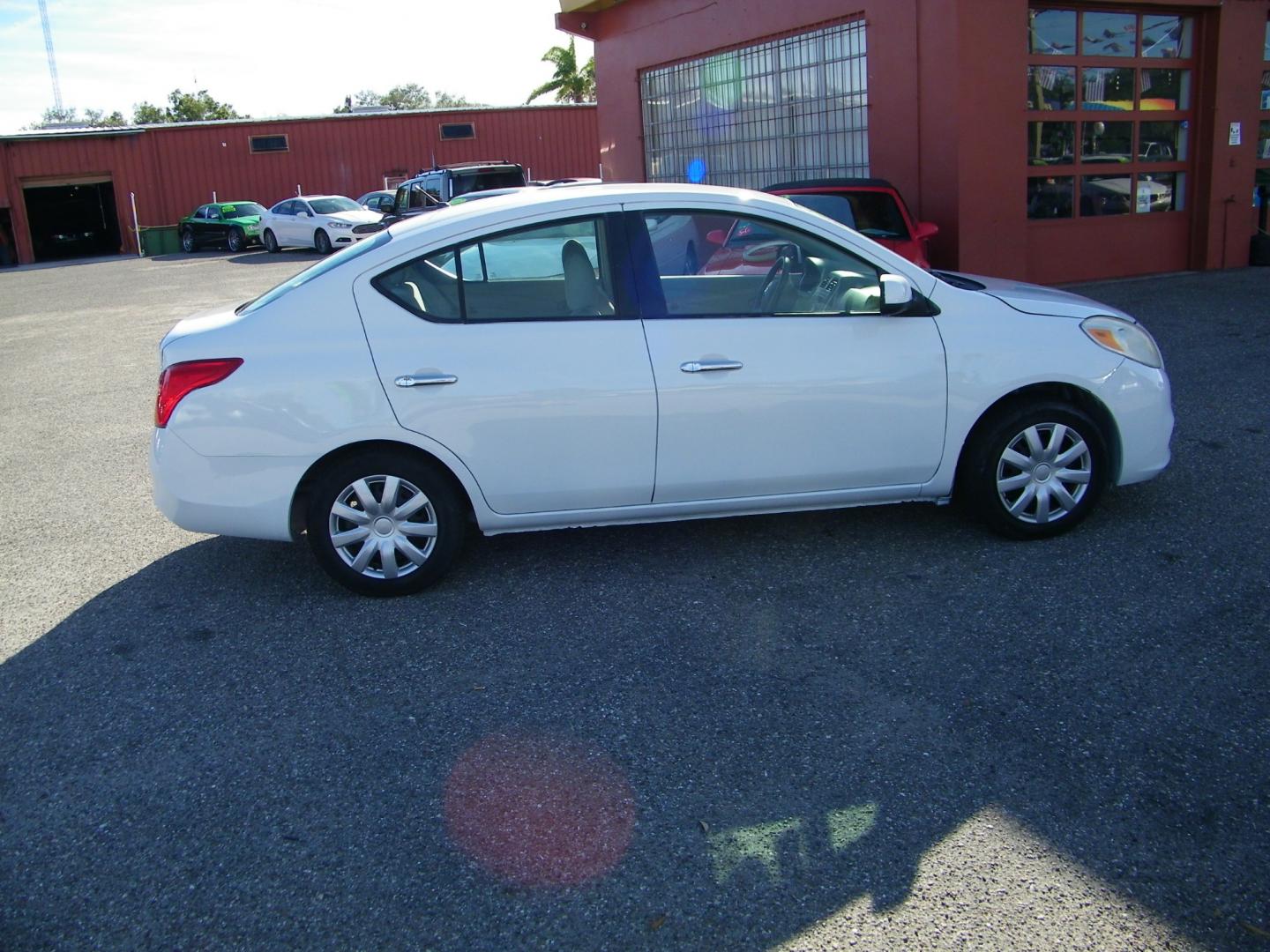 2012 White /Black Nissan Versa SV (3N1CN7AP3CL) with an L4, 1.6L engine, Automatic transmission, located at 4000 Bee Ridge Road, Sarasota, FL, 34233, (941) 926-0300, 27.298664, -82.489151 - Photo#6